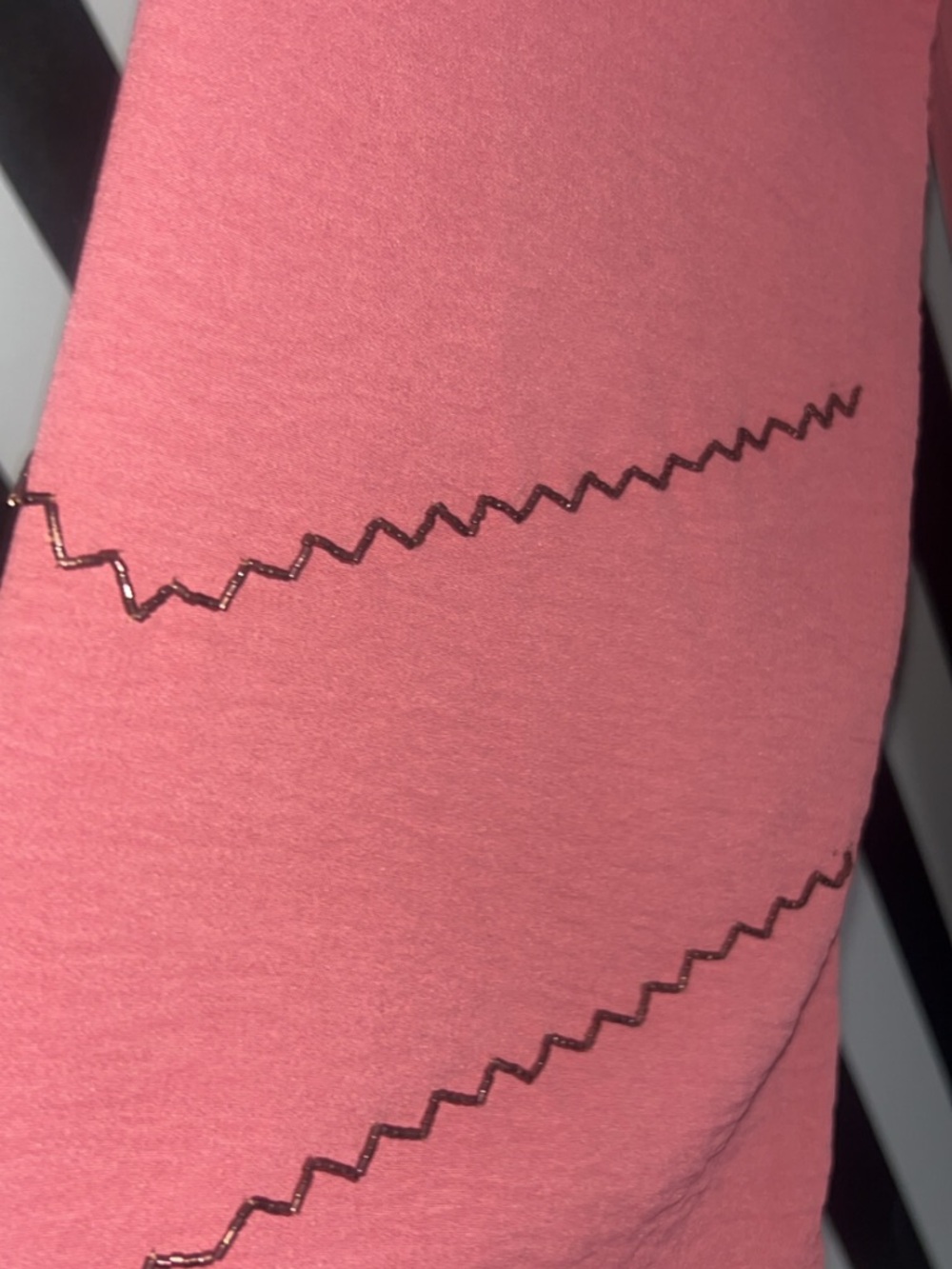 Rose Mauve Long Abaya with Zigzag Stitch Detailing with matching scarf size 58 - Picture 4 of 8